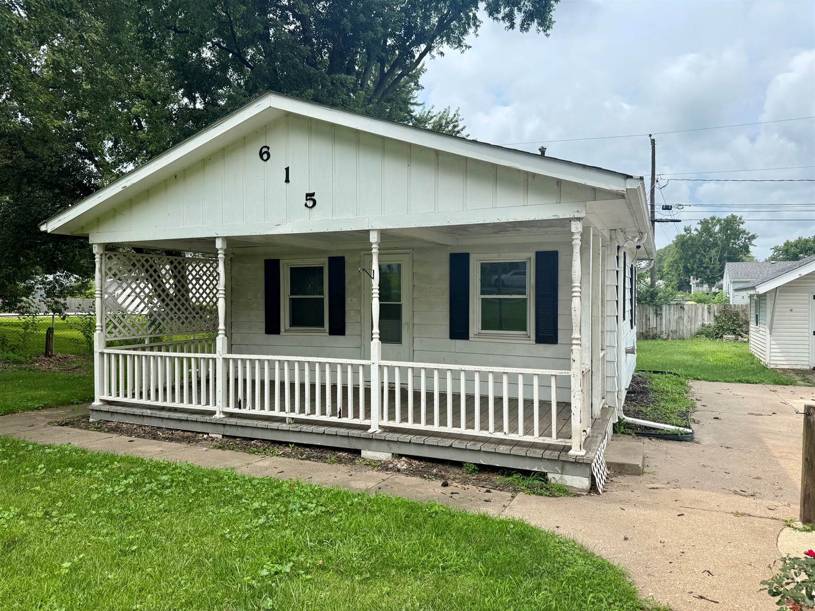 615 5th St, Colona, IL 61241