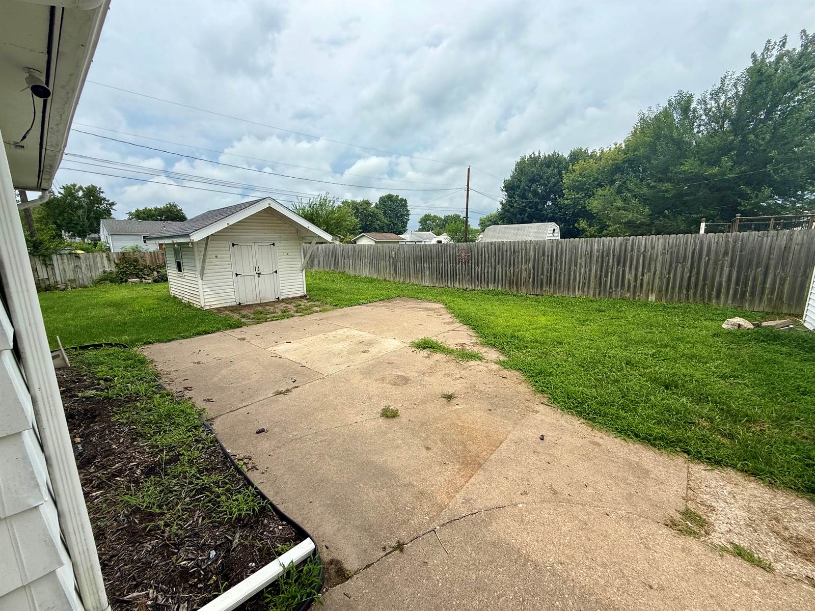 615 5th St, Colona, IL 61241