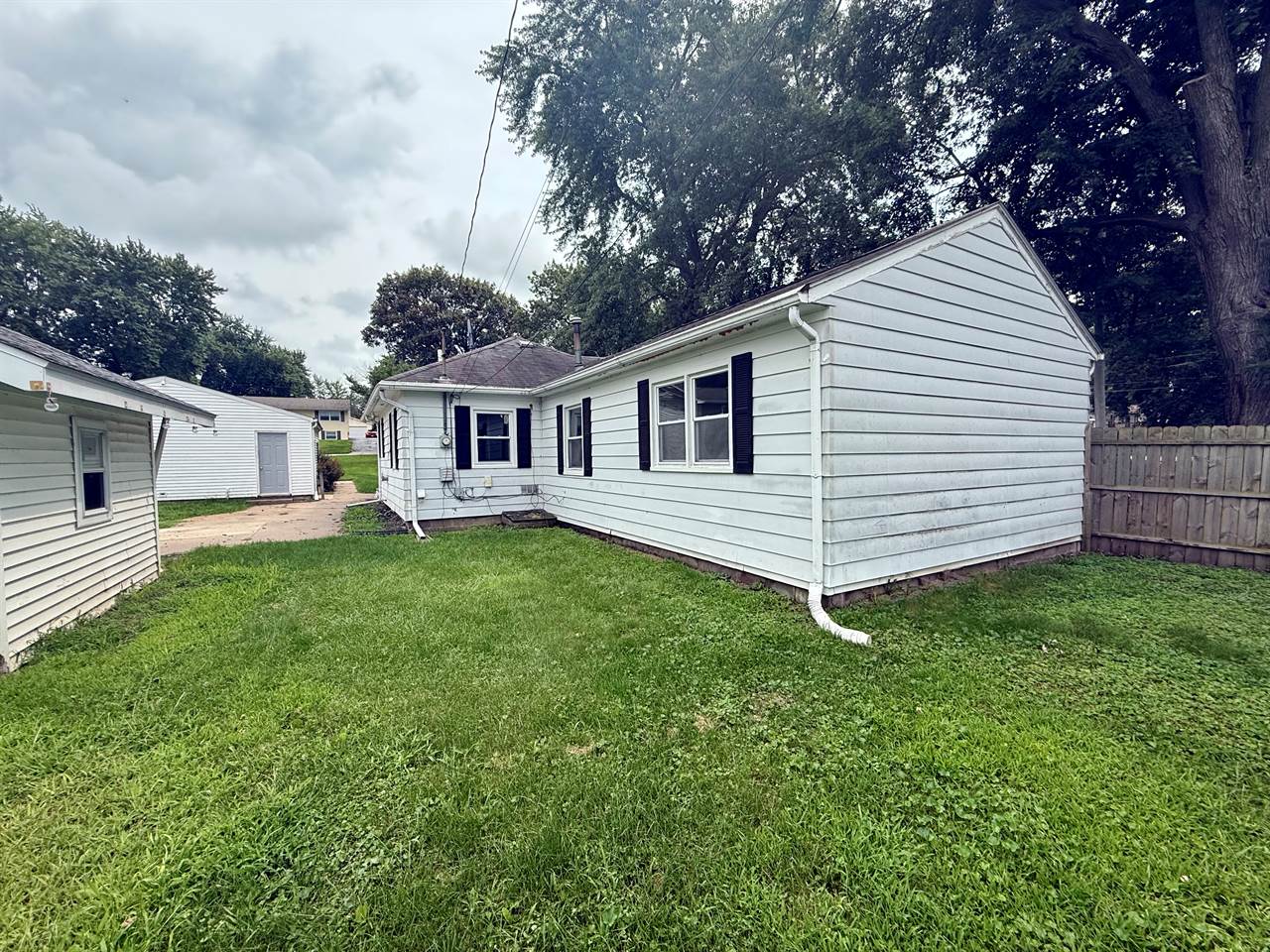 615 5th St, Colona, IL 61241