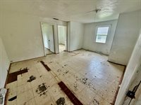 615 5th St, Colona, IL 61241
