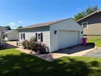 615 5th St, Colona, IL 61241