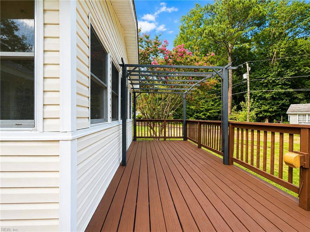 789 Coachpoint Road, Hartfield, VA 23071
