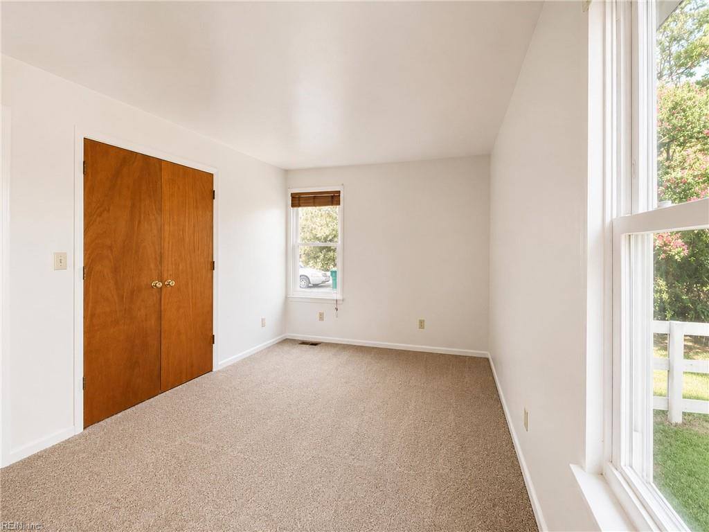 2021 Tidemill Haven Ln Lane, Hayes, VA 23072