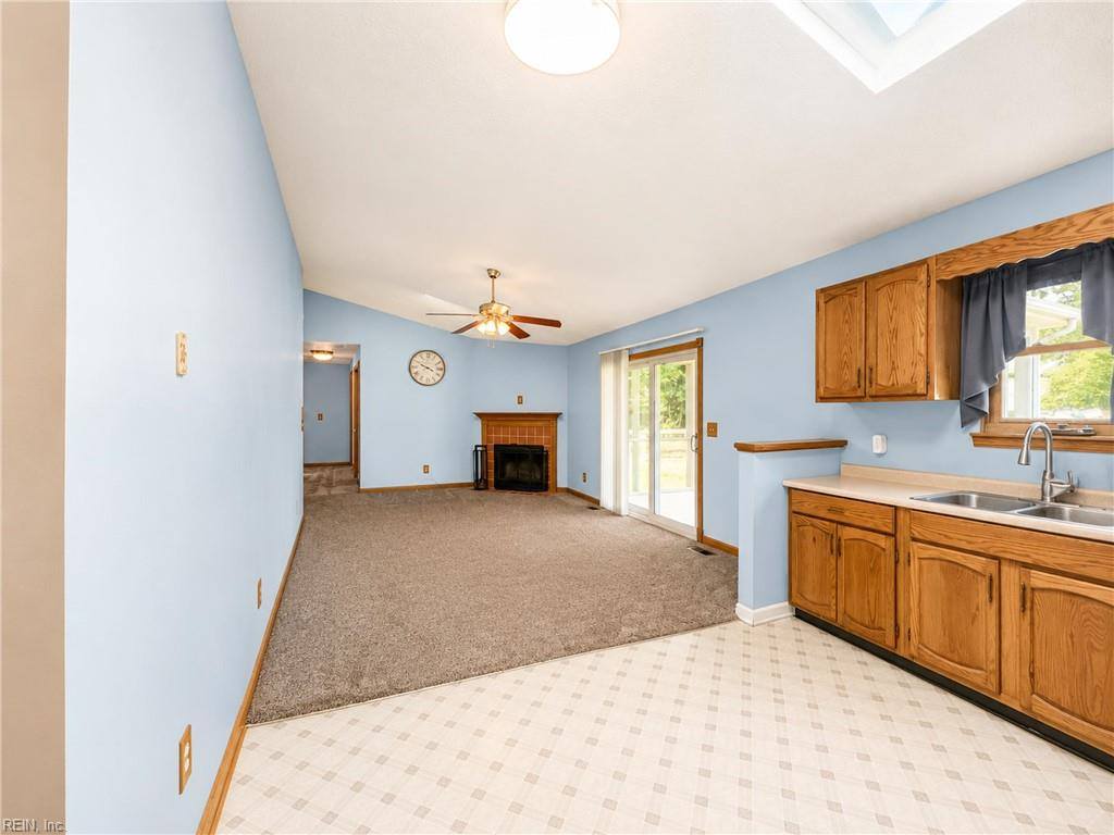 2021 Tidemill Haven Ln Lane, Hayes, VA 23072