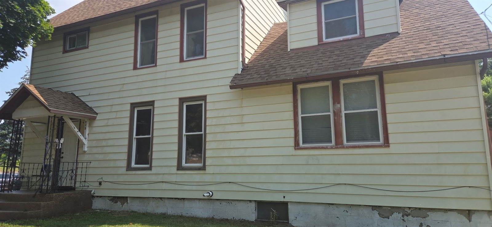 905 South 5th Street, Clinton, IA 52732