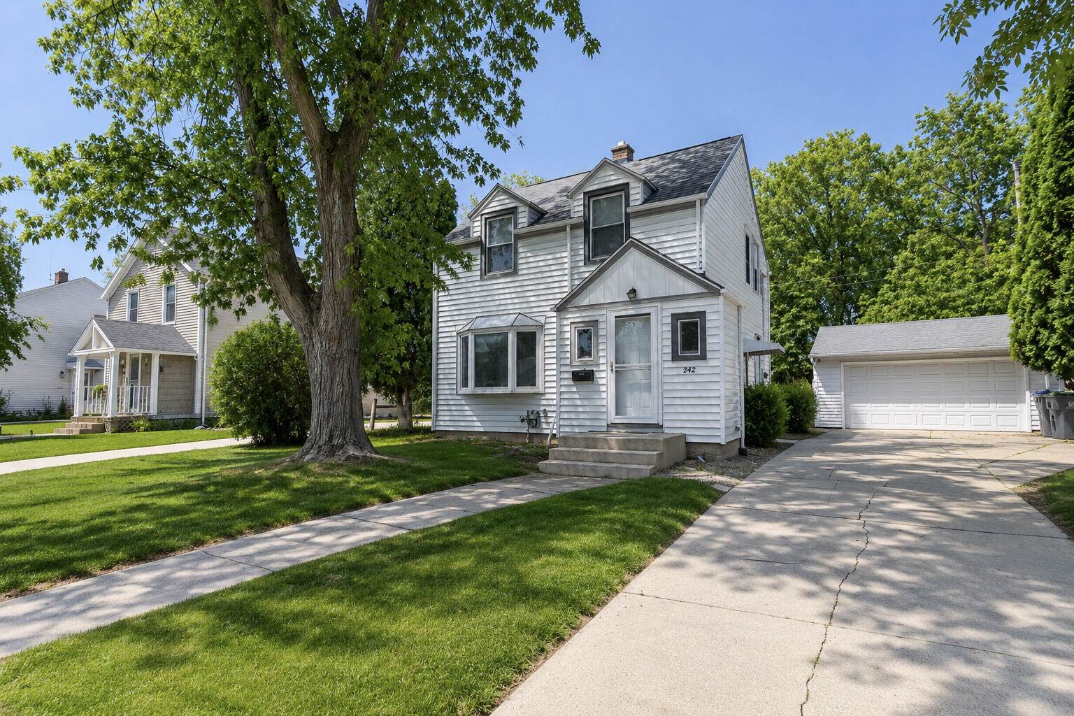 242 East Gauer Cir, Milwaukee, WI 53207