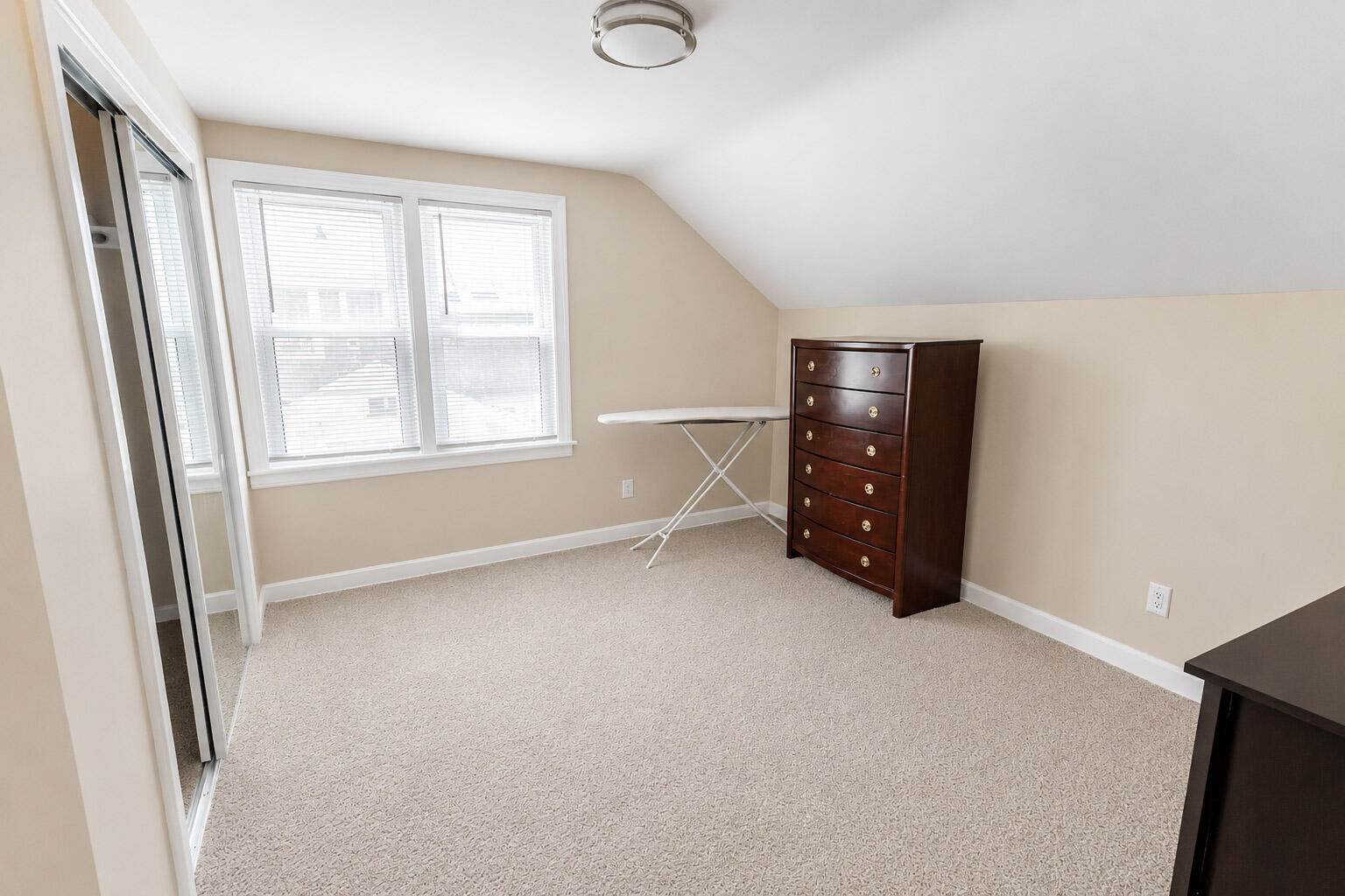 242 East Gauer Cir, Milwaukee, WI 53207