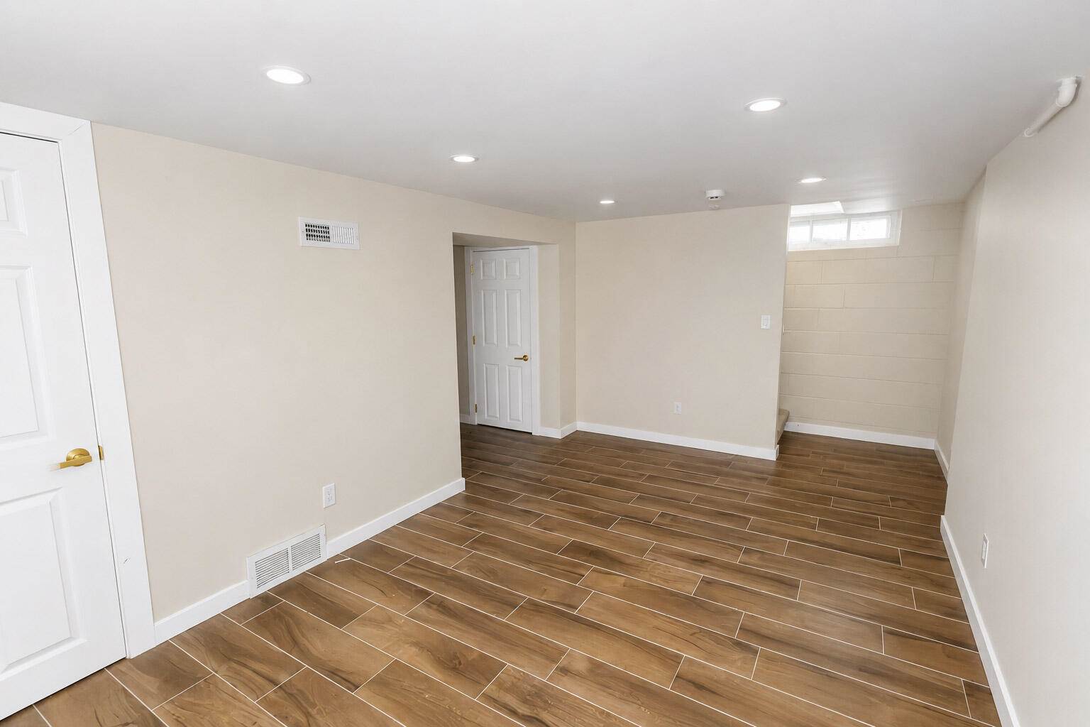 242 East Gauer Cir, Milwaukee, WI 53207