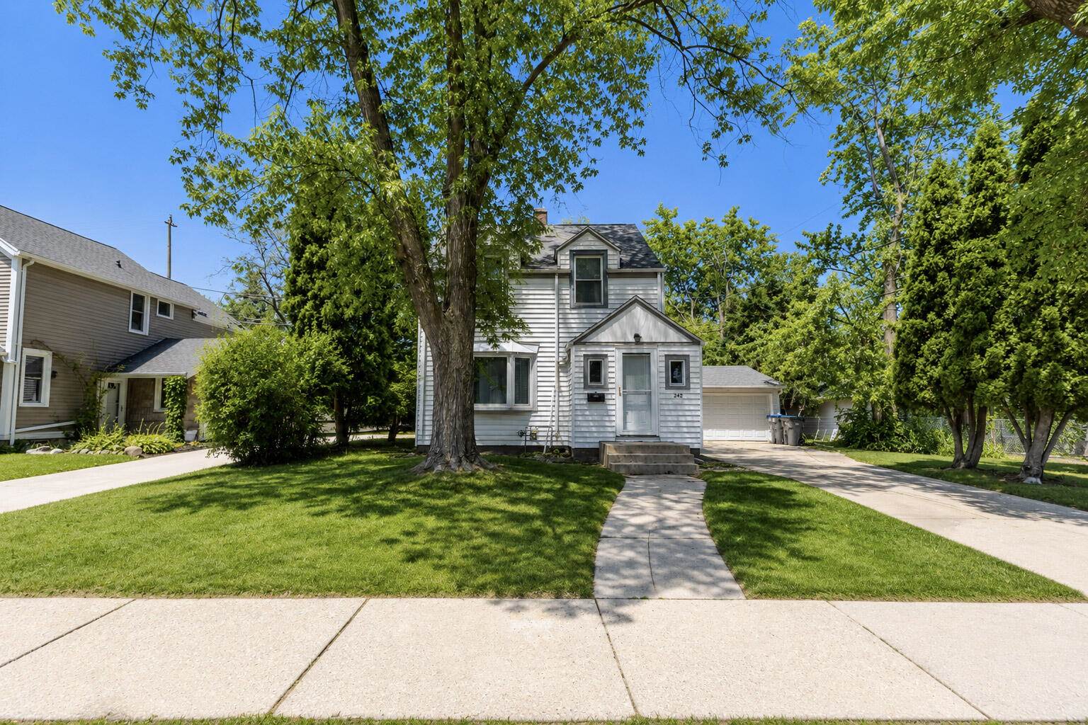 242 East Gauer Cir, Milwaukee, WI 53207