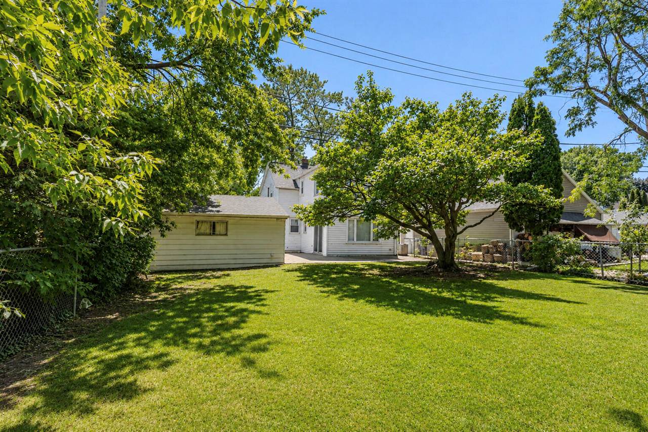 242 East Gauer Cir, Milwaukee, WI 53207
