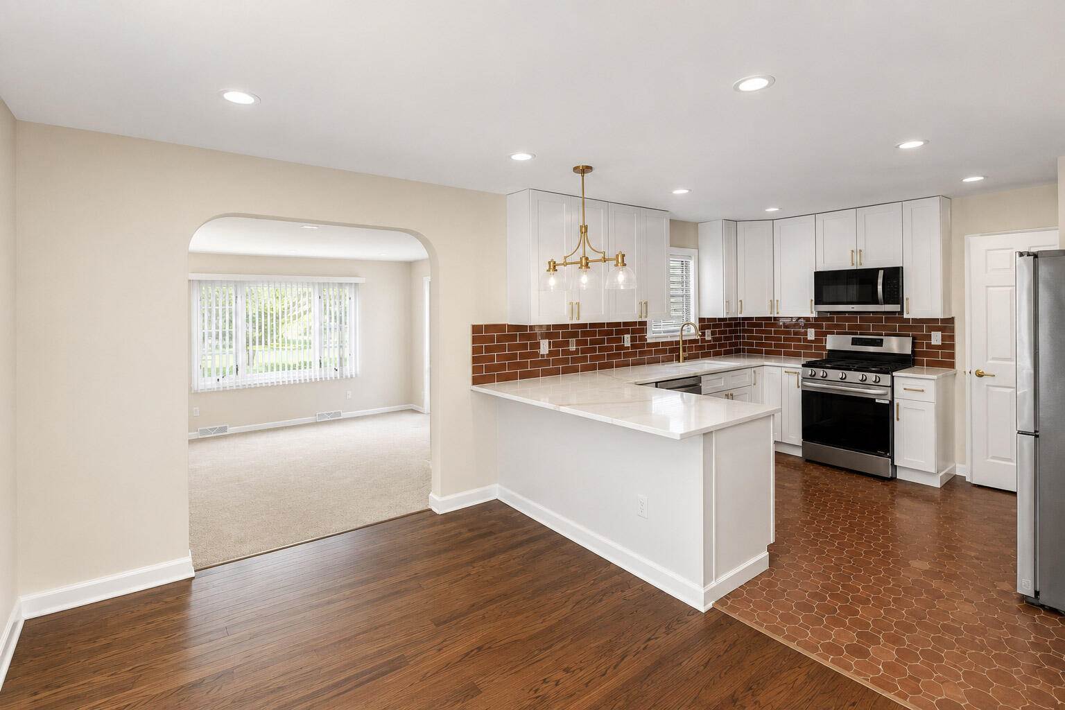 242 East Gauer Cir, Milwaukee, WI 53207