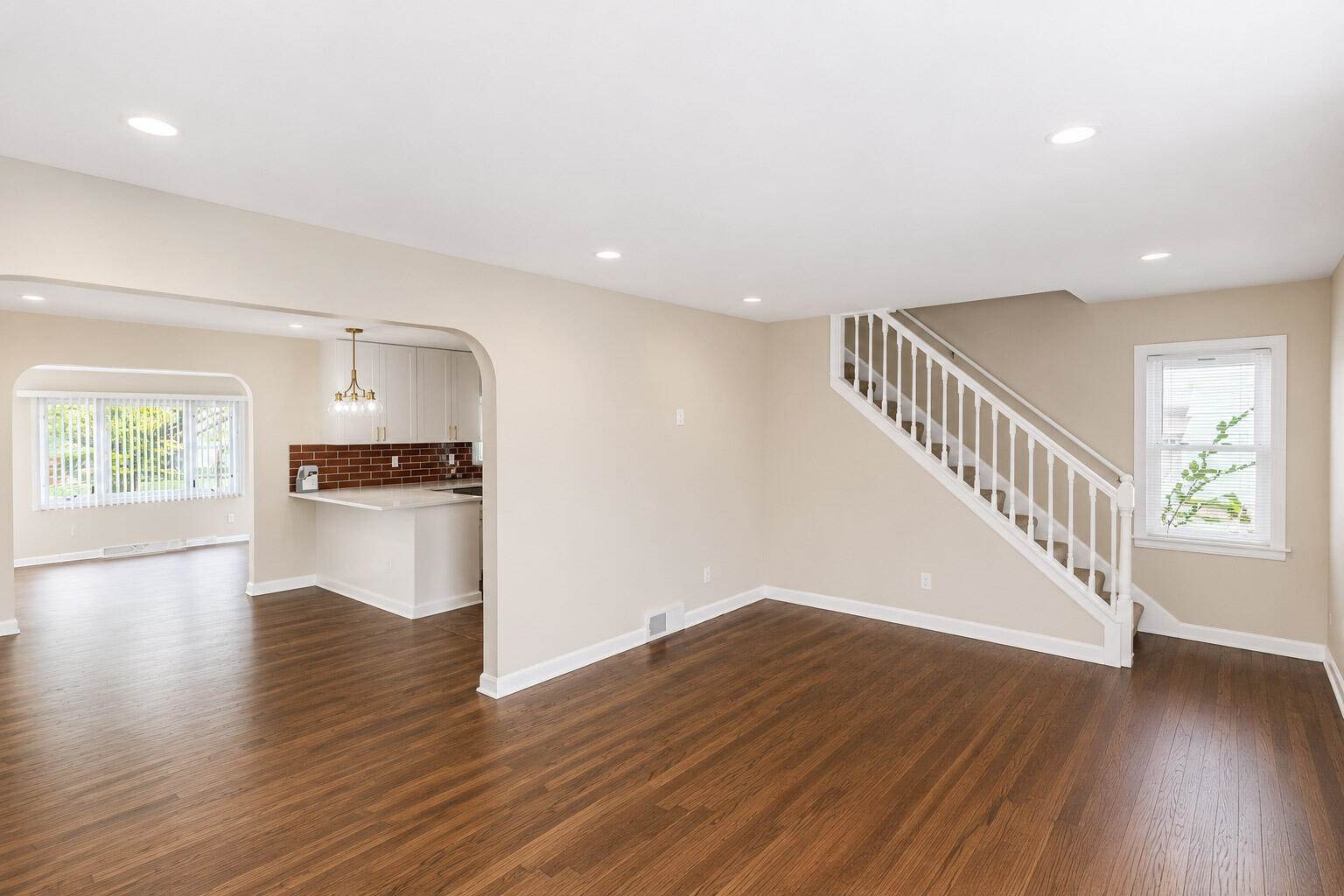 242 East Gauer Cir, Milwaukee, WI 53207