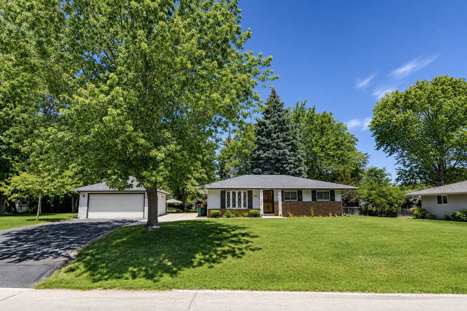 2422 West Hilltop Ln, Oak Creek, WI 53154