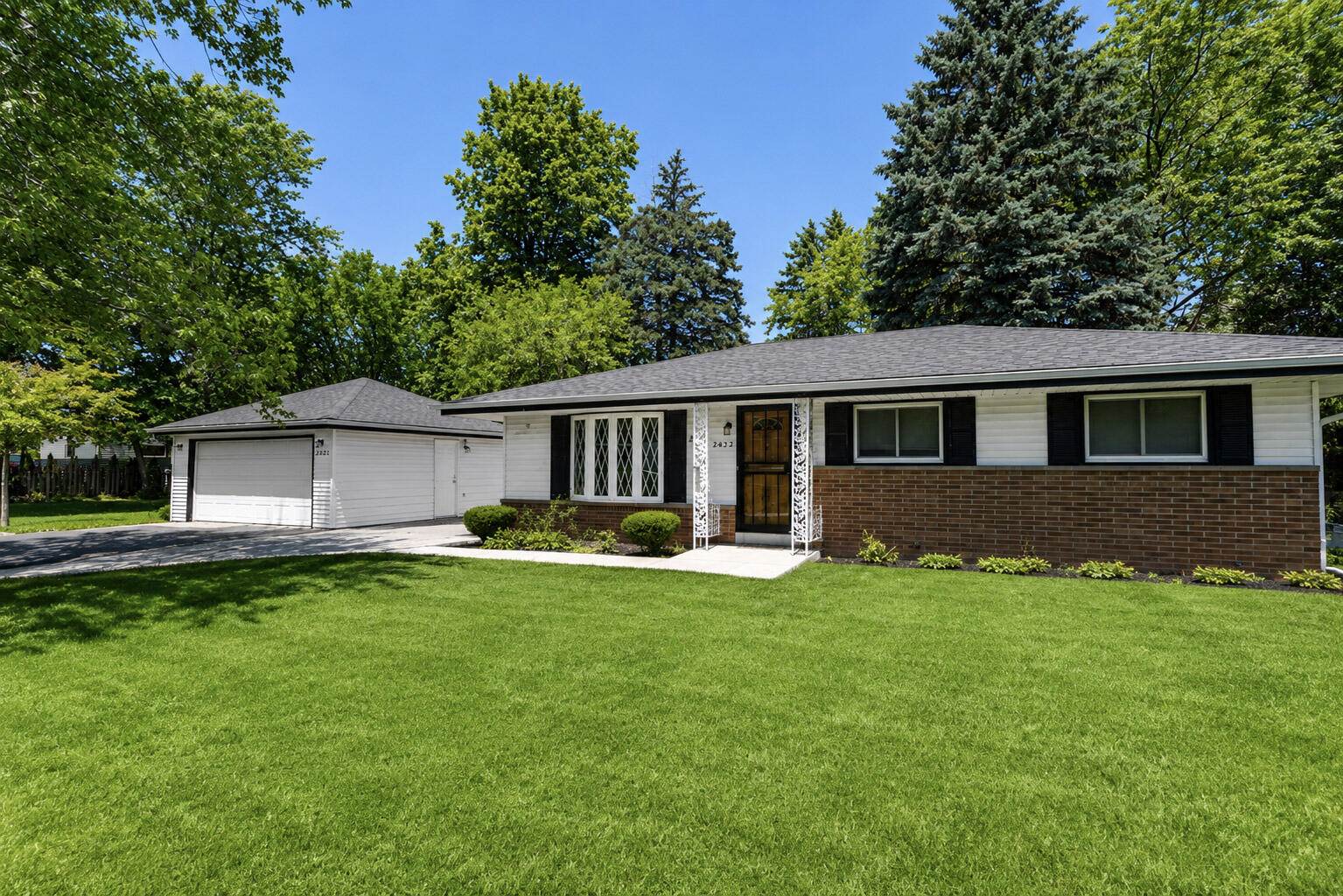 2422 West Hilltop Ln, Oak Creek, WI 53154