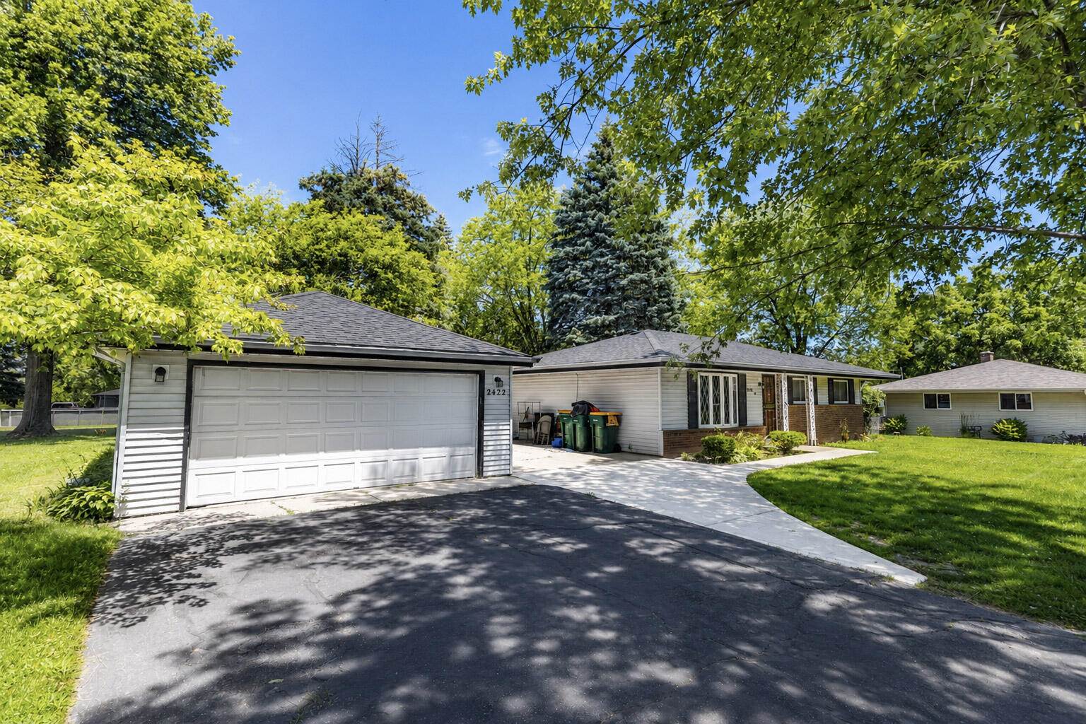 2422 West Hilltop Ln, Oak Creek, WI 53154