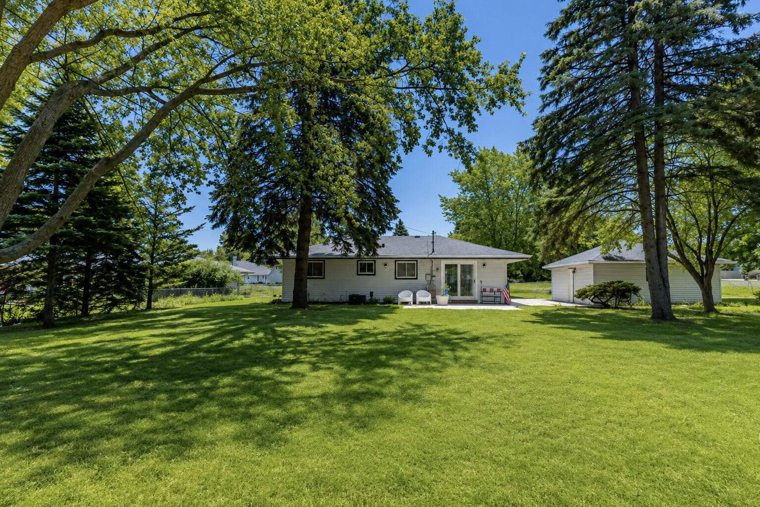 2422 West Hilltop Ln, Oak Creek, WI 53154