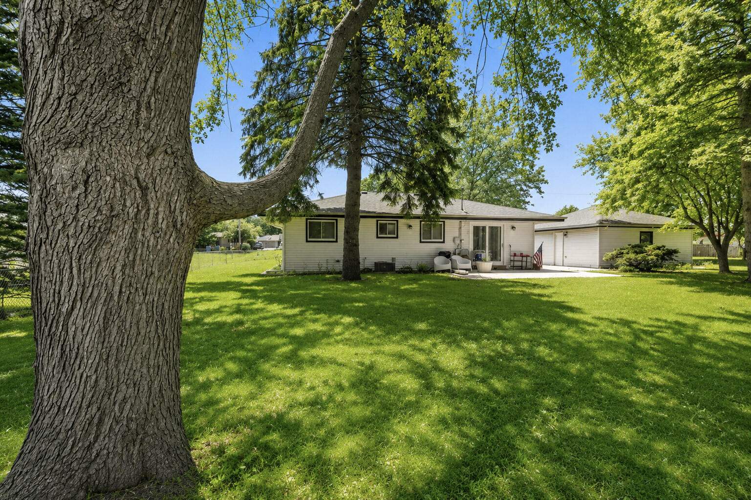 2422 West Hilltop Ln, Oak Creek, WI 53154