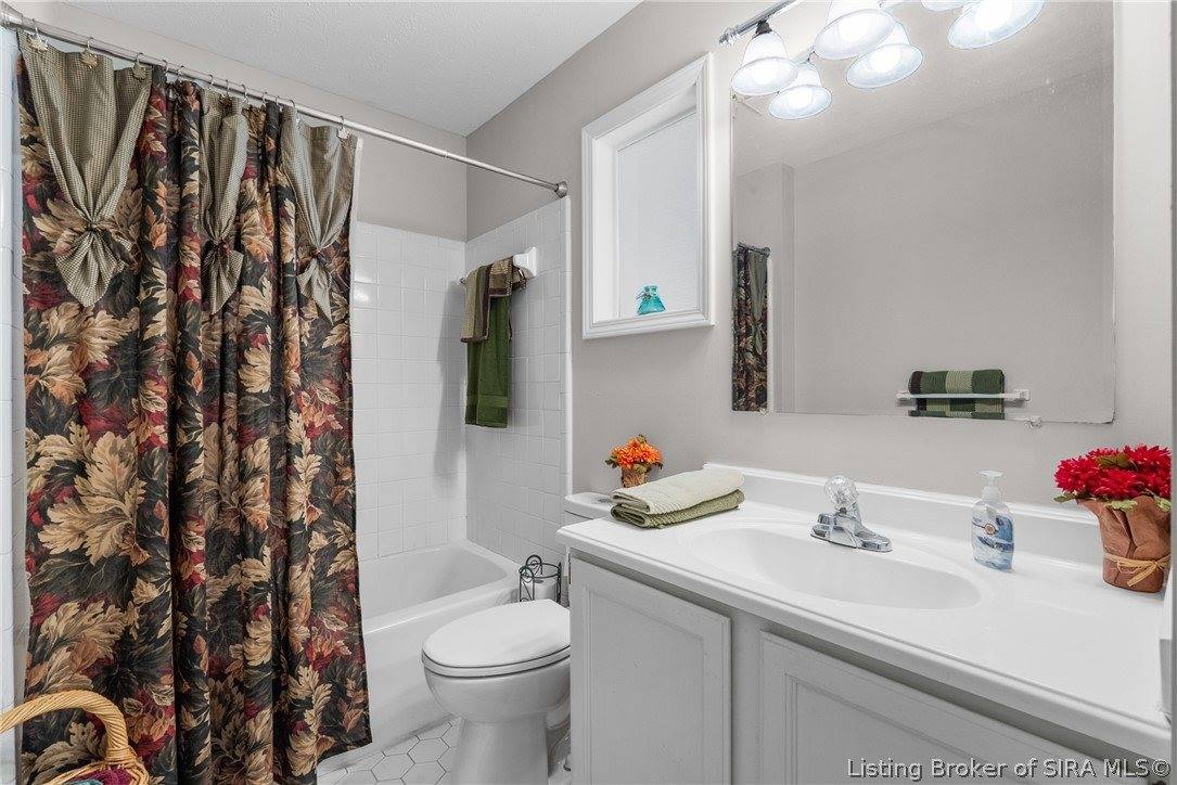 2206 Glenn Abbey, Jeffersonville, IN 47130