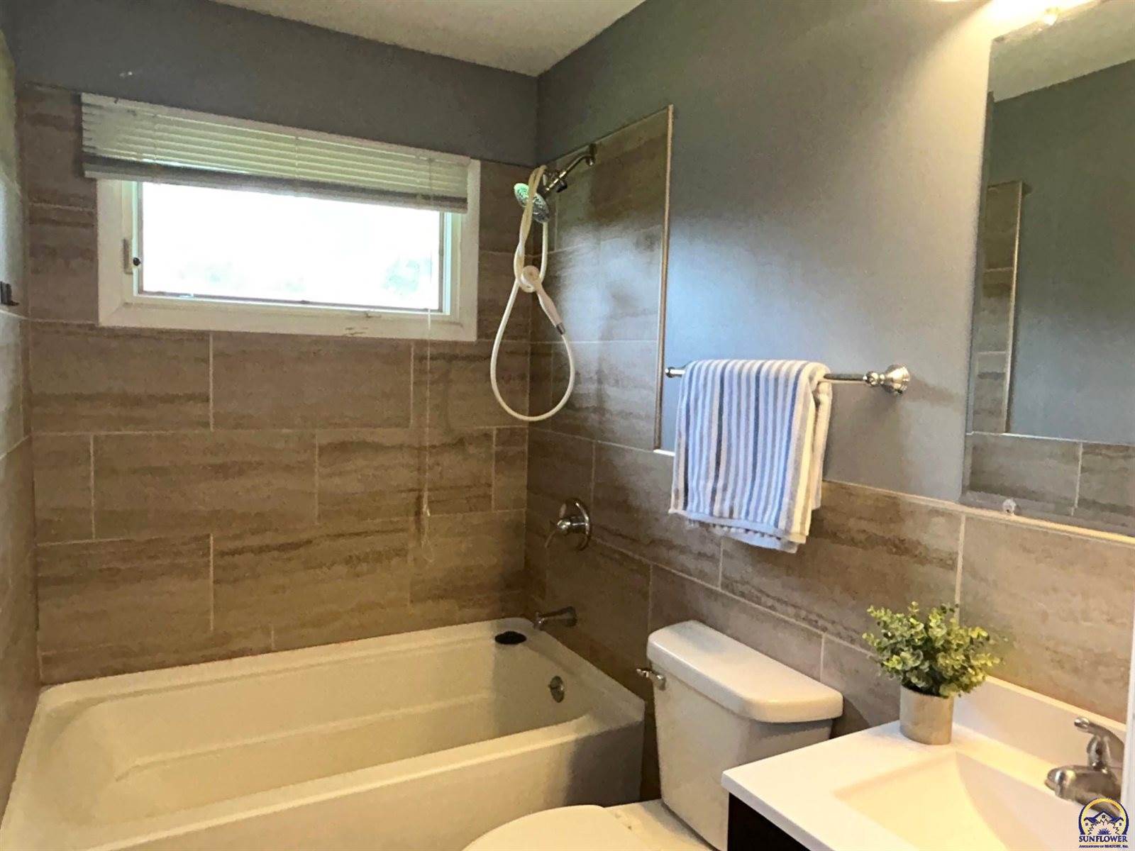 1713 SW Fairlawn RD, Topeka, KS 66604