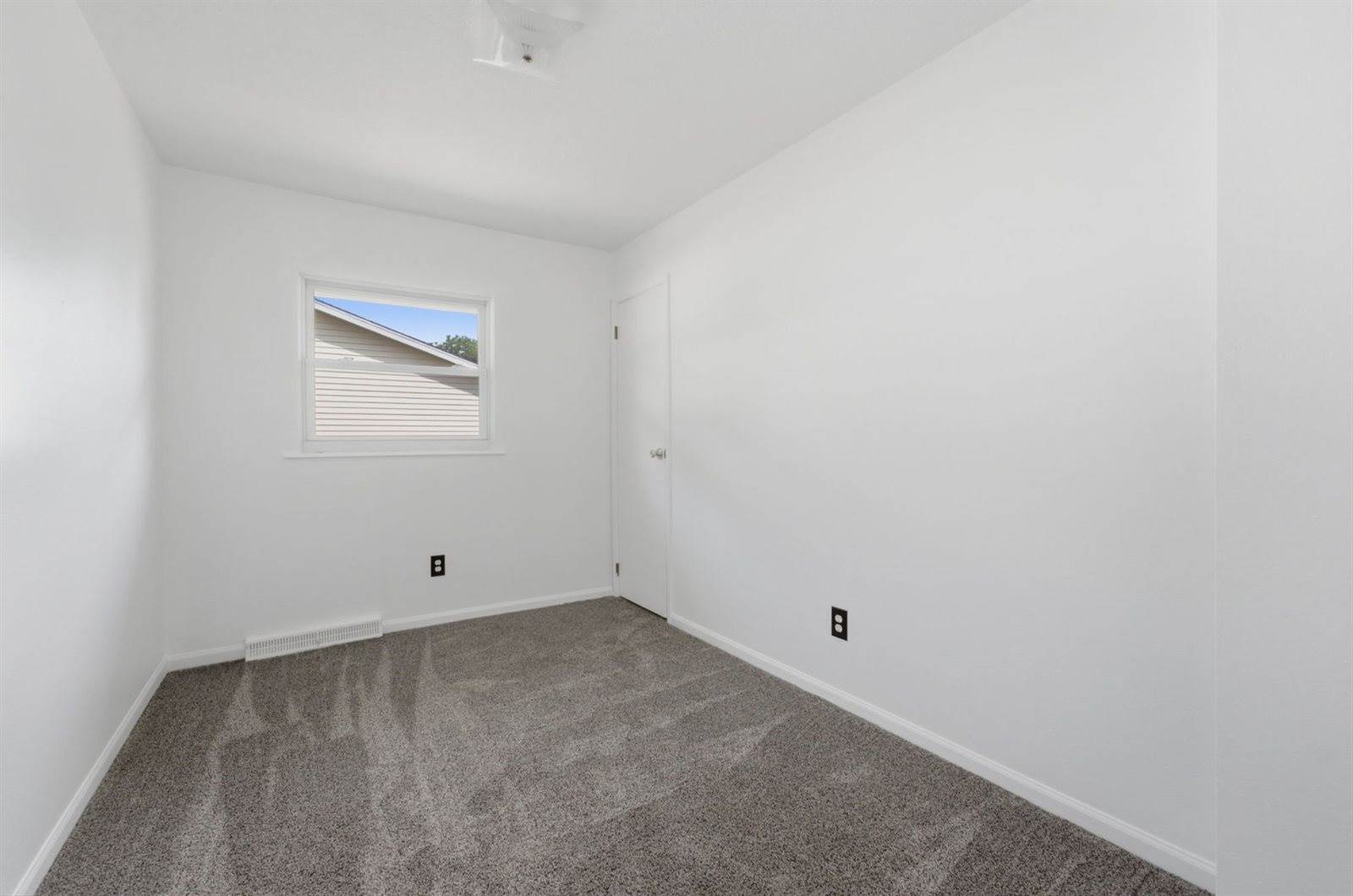 414 15th Place, Camanche, IA 52730