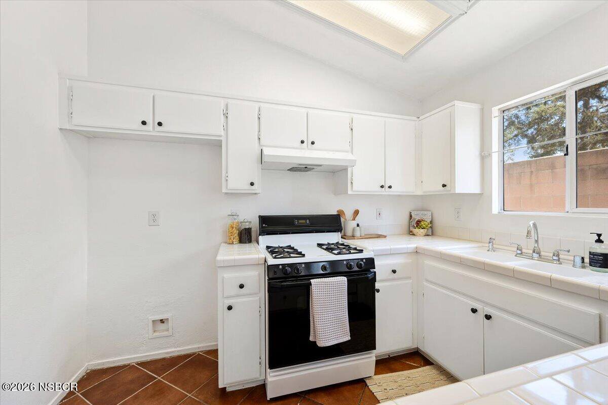 2240 Hanover Way, Santa Maria, CA 93458