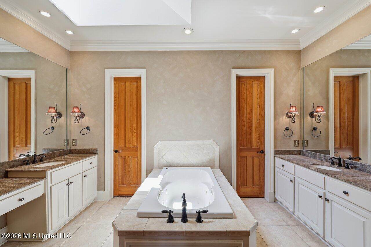 553 Twin Cedars Drive, Madison, MS 39110