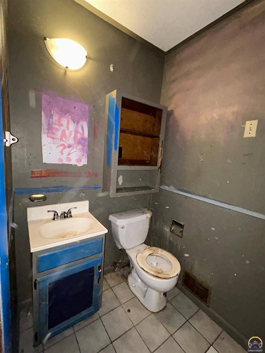 1166 SW Randolph AVE, Topeka, KS 66604