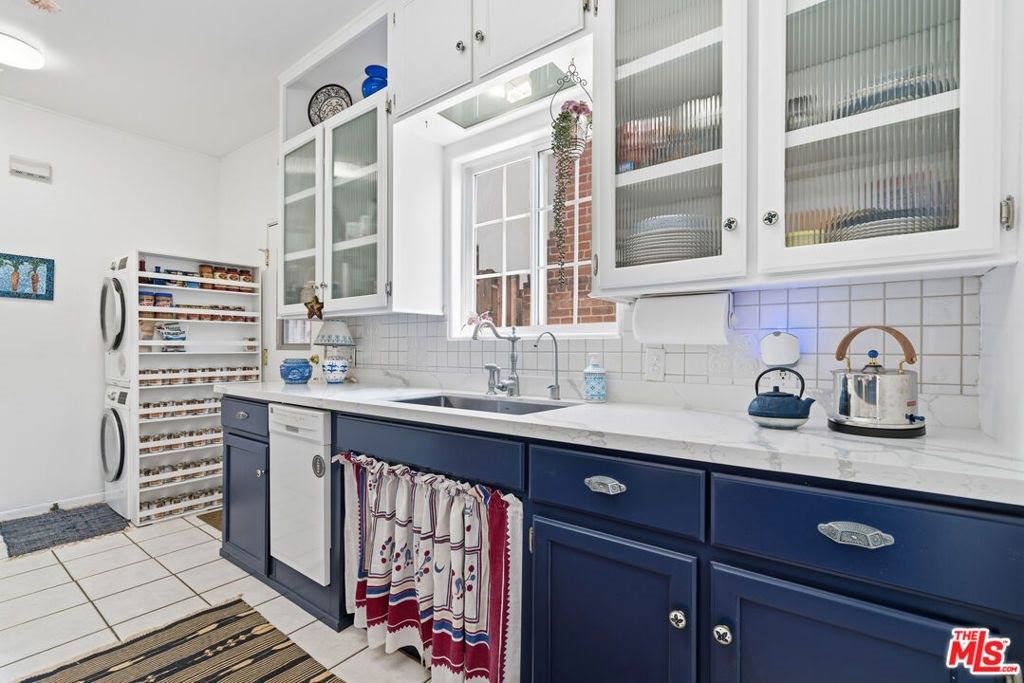 929 Dexter Street, Los Angeles, CA 90042
