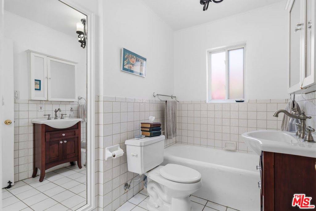 929 Dexter Street, Los Angeles, CA 90042