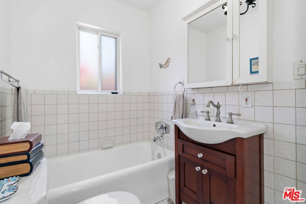 929 Dexter Street, Los Angeles, CA 90042