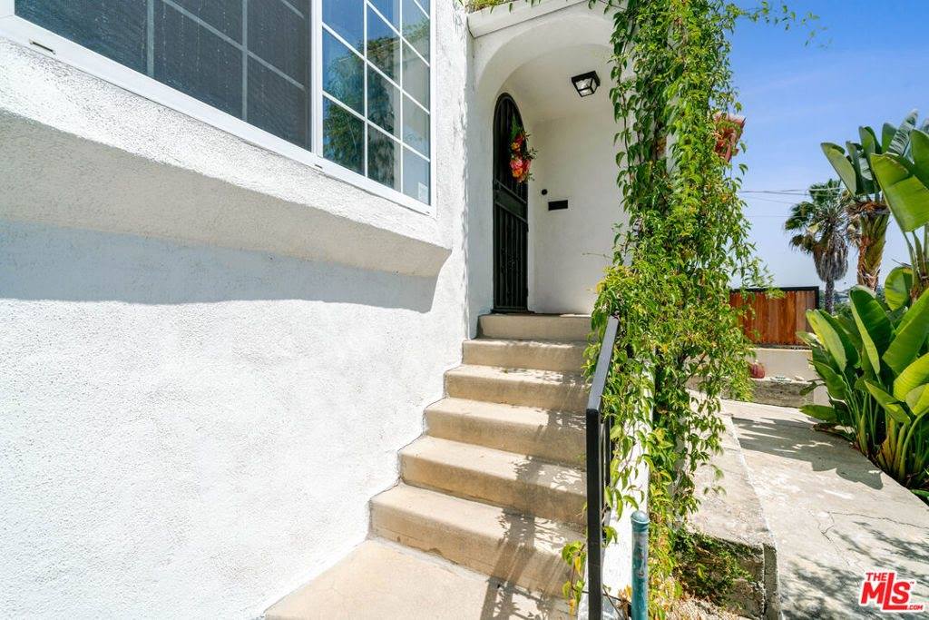929 Dexter Street, Los Angeles, CA 90042