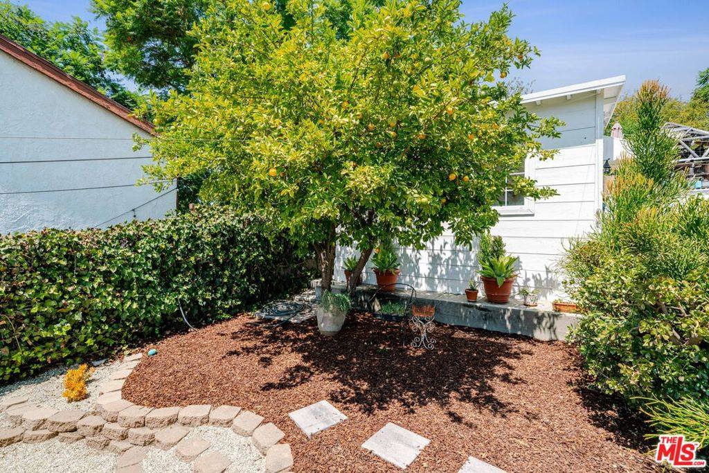 929 Dexter Street, Los Angeles, CA 90042
