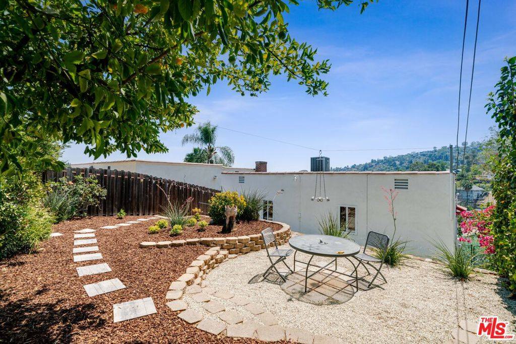 929 Dexter Street, Los Angeles, CA 90042