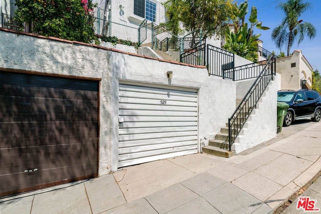929 Dexter Street, Los Angeles, CA 90042