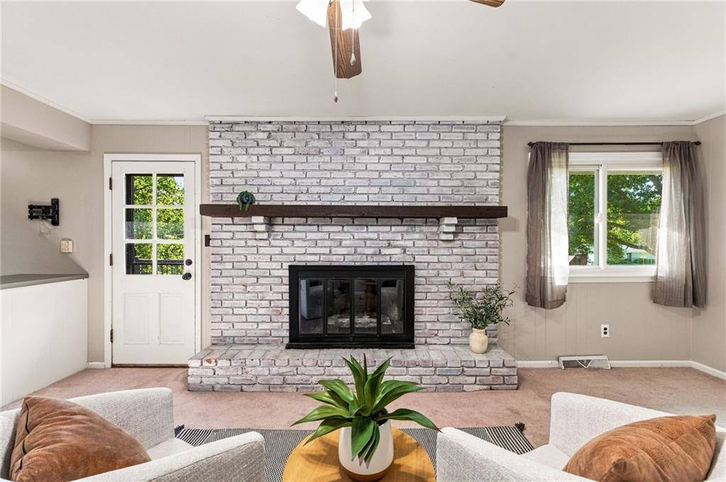6830 NW Cross Road, Parkville, MO 64152