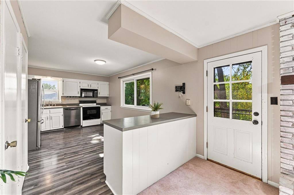 6830 NW Cross Road, Parkville, MO 64152