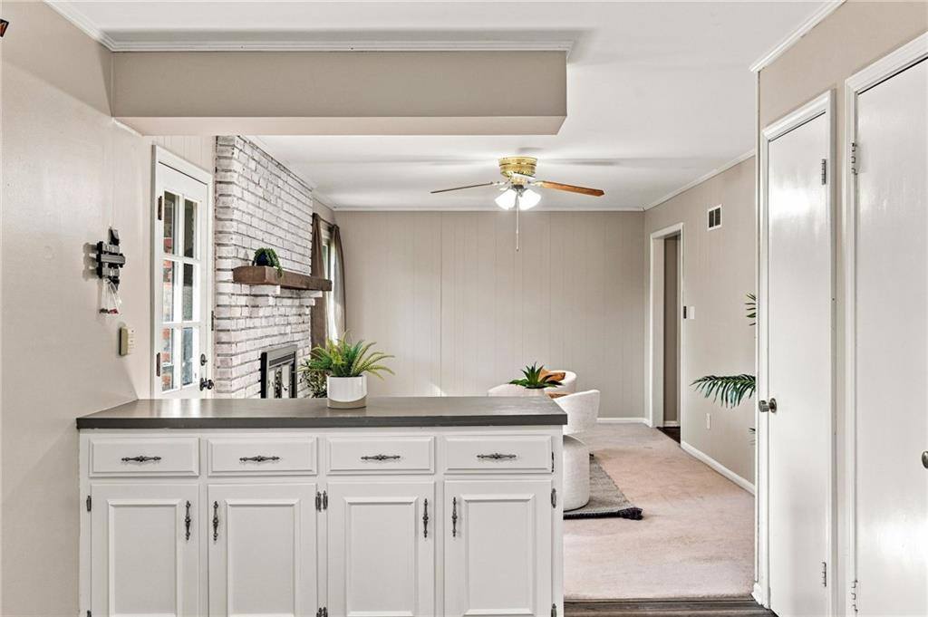 6830 NW Cross Road, Parkville, MO 64152
