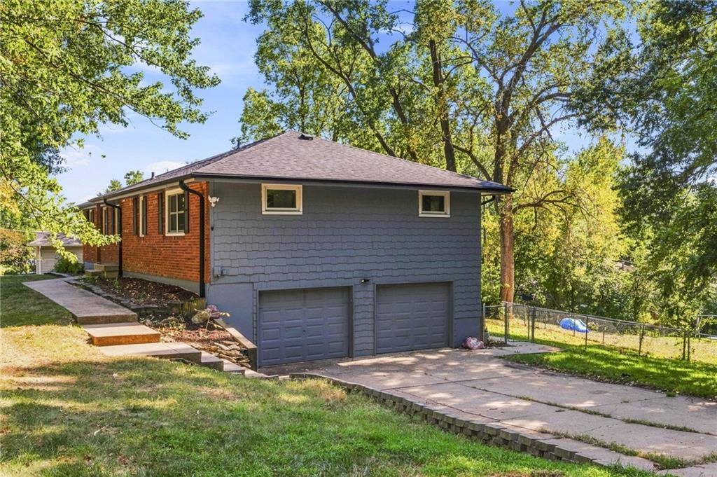 6830 NW Cross Road, Parkville, MO 64152