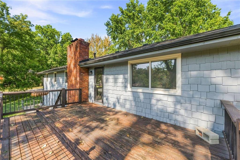 6830 NW Cross Road, Parkville, MO 64152