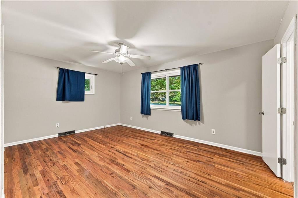 6830 NW Cross Road, Parkville, MO 64152