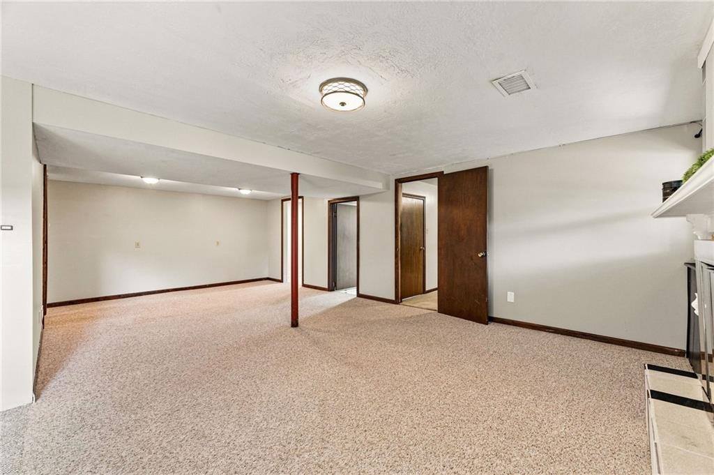 6830 NW Cross Road, Parkville, MO 64152
