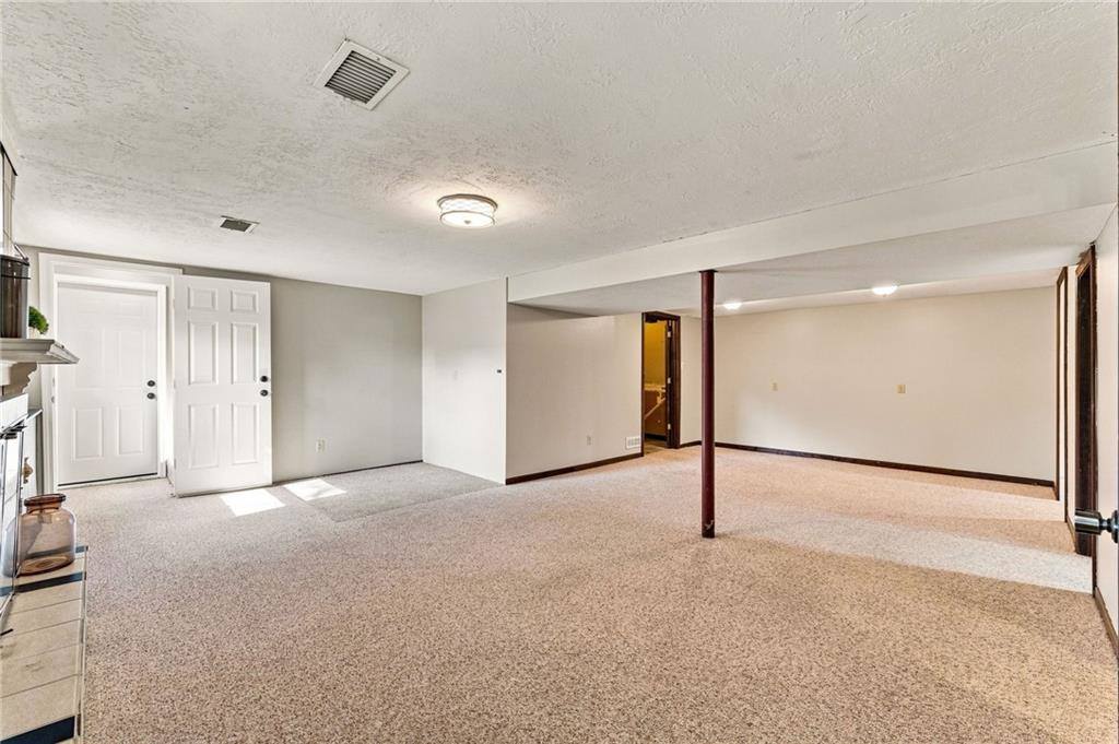 6830 NW Cross Road, Parkville, MO 64152