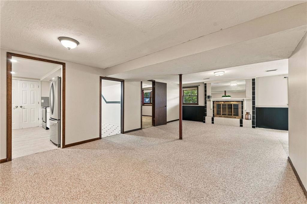 6830 NW Cross Road, Parkville, MO 64152