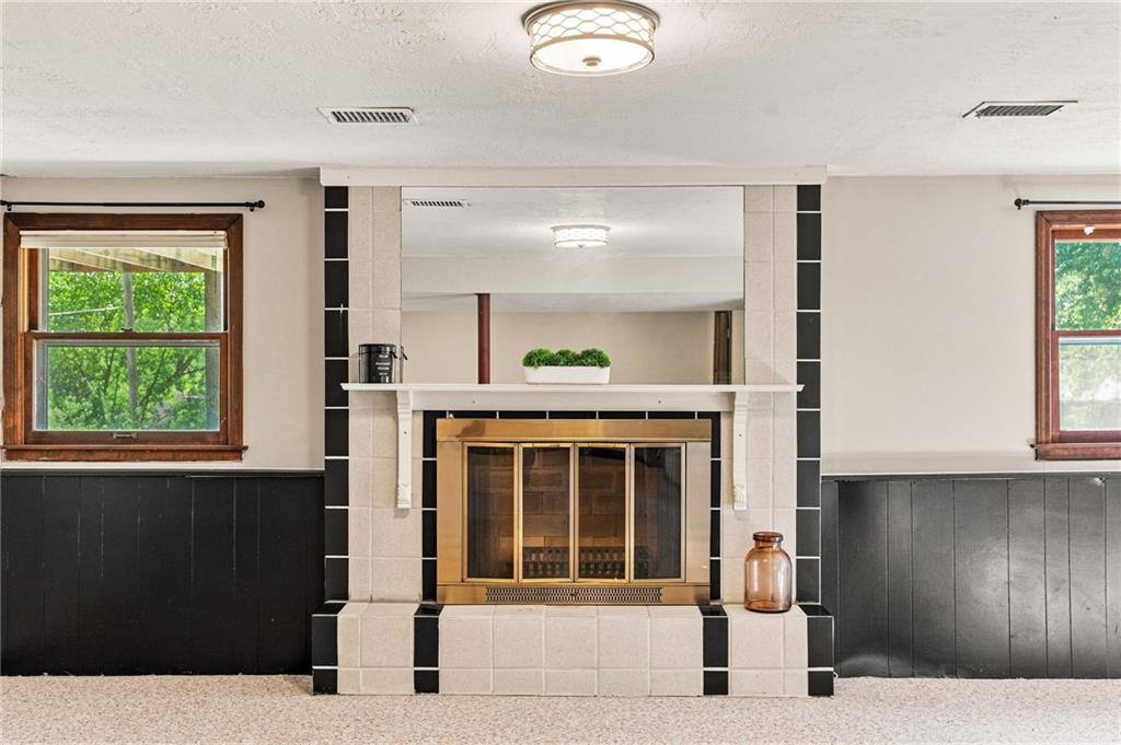 6830 NW Cross Road, Parkville, MO 64152