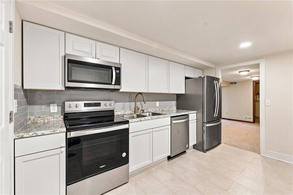 6830 NW Cross Road, Parkville, MO 64152