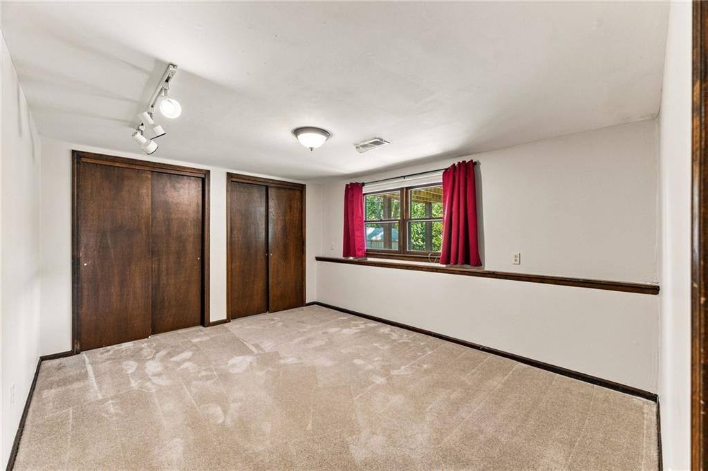 6830 NW Cross Road, Parkville, MO 64152