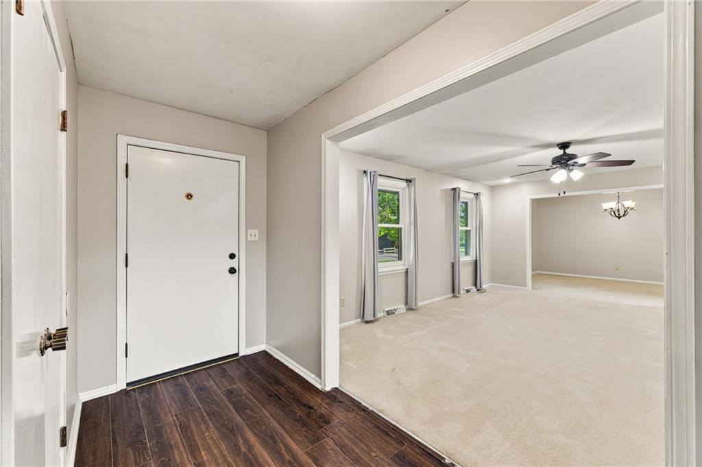 6830 NW Cross Road, Parkville, MO 64152
