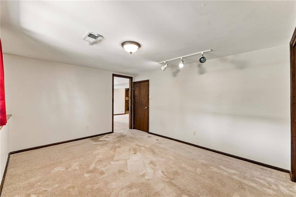 6830 NW Cross Road, Parkville, MO 64152