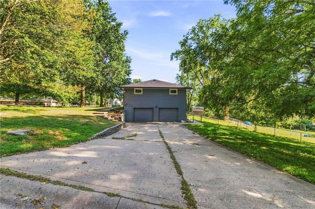 6830 NW Cross Road, Parkville, MO 64152
