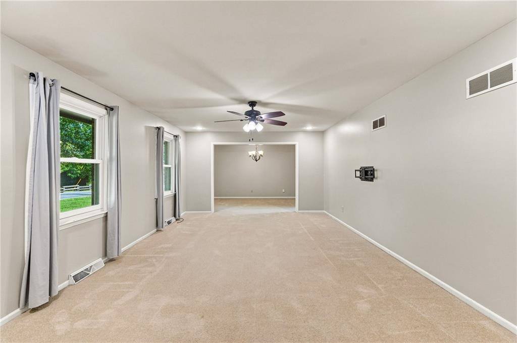6830 NW Cross Road, Parkville, MO 64152